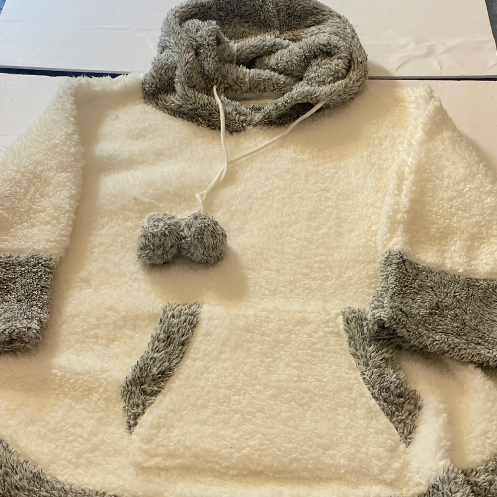 Cozy Cream and Gray Women's Hooded Poncho EUC
